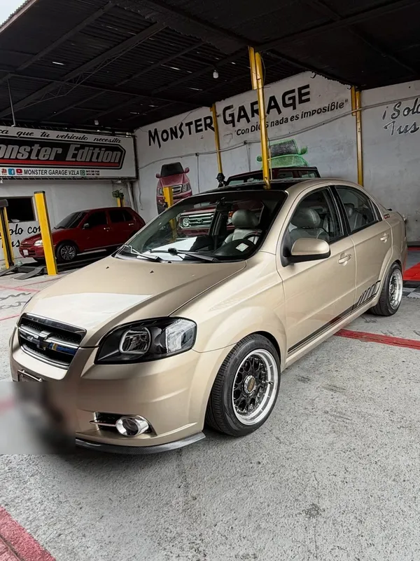 Chevrolet Aveo, dorado, en Monster Garage Vzla, Valencia