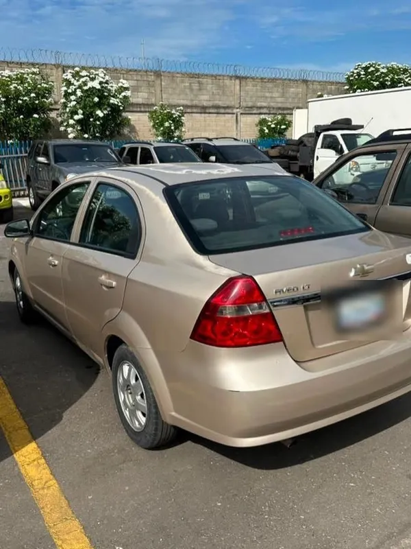 Chevrolet Aveo dorado: trasera antes, en Monster Garage Vzla