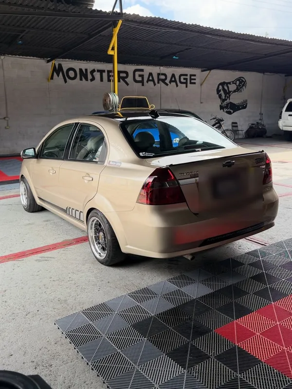 Chevrolet Aveo dorado: trasera después, en Monster Garage Vzla, Valencia
