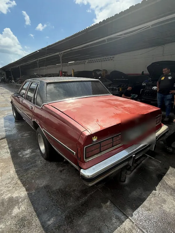 Chevrolet Caprice rojo a vinotinto: antes y después antes, en Monster Garage Vzla