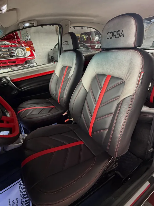 Chevrolet Corsa, negro y rojo, en Monster Garage Vzla, Valencia