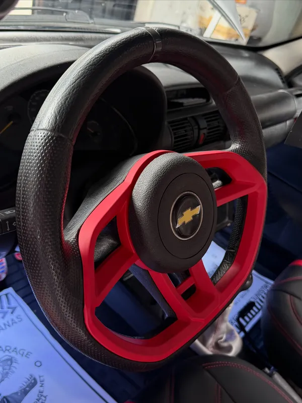 Chevrolet Corsa negro y rojo en Monster Garage Vzla, Valencia (foto 2)