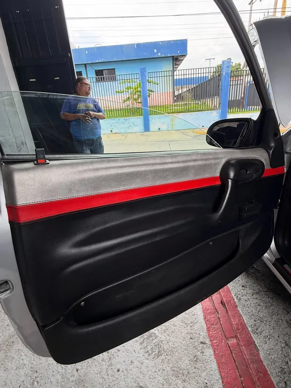 Chevrolet Corsa negro y rojo en Monster Garage Vzla, Valencia (foto 3)