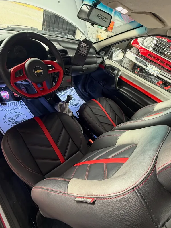Chevrolet Corsa negro y rojo en Monster Garage Vzla, Valencia (foto 4)