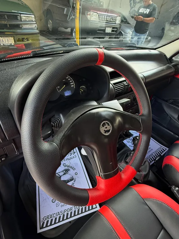 Chevrolet Corsa negro y rojo en Monster Garage Vzla, Valencia (foto 8)