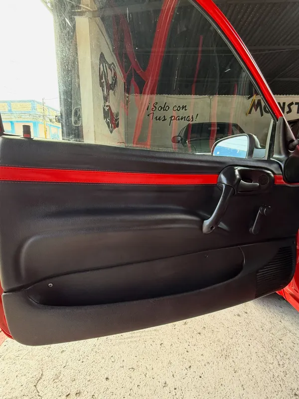 Chevrolet Corsa negro y rojo en Monster Garage Vzla, Valencia (foto 9)