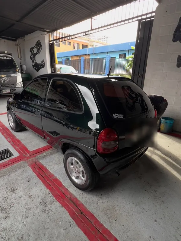 Chevrolet Corsa, verde a negro, en Monster Garage Vzla, Valencia