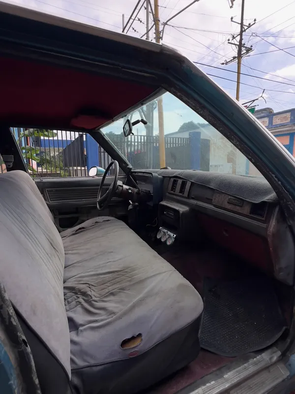 Chevrolet Malibu 1982 interior negro: asientos antes, en Monster Garage Vzla