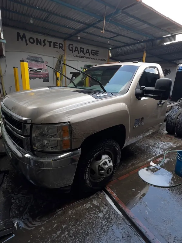 Chevrolet Silverado dorado a negro: antes y después antes, en Monster Garage Vzla