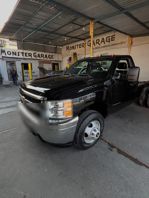 Chevrolet Silverado, dorado a negro, en Monster Garage Vzla, Valencia