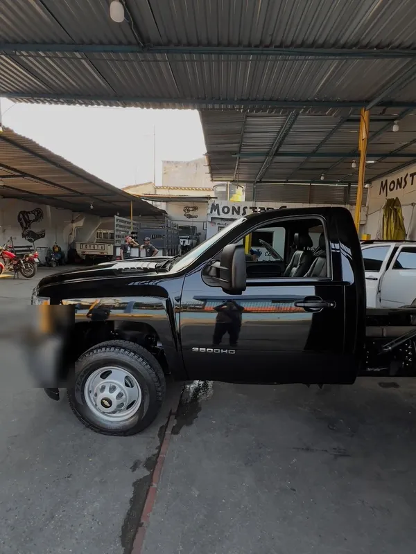 Chevrolet Silverado dorado a negro: chasis cabina después, en Monster Garage Vzla, Valencia