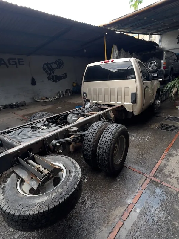 Chevrolet Silverado dorado a negro en Monster Garage Vzla, Valencia (foto 1)