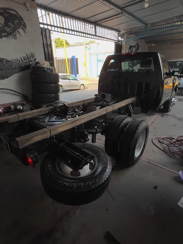 Chevrolet Silverado dorado a negro: chasis cabina antes, en Monster Garage Vzla
