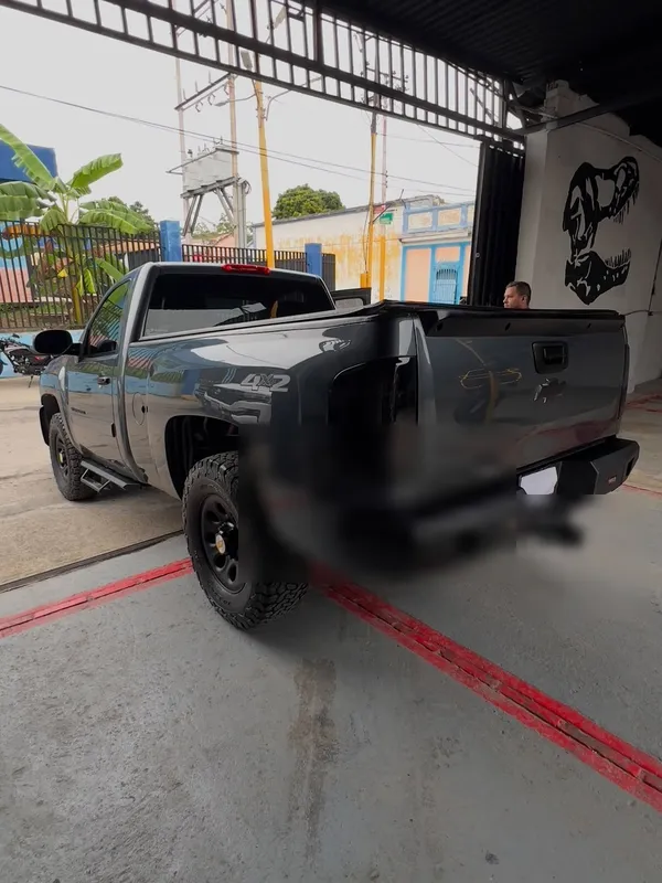 Chevrolet Silverado gris oscuro y negro mate en Monster Garage Vzla, Valencia (foto 2)