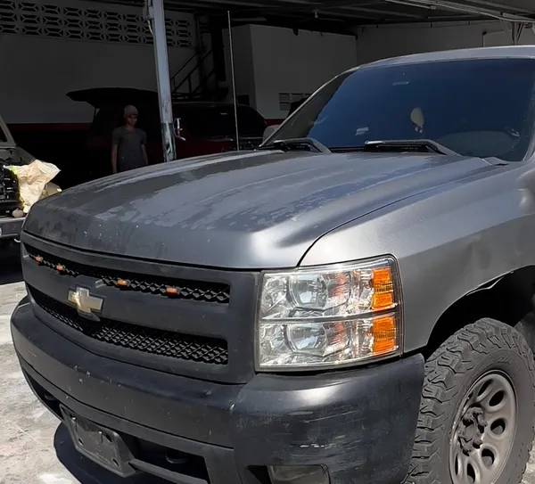 Chevrolet Silverado gris oscuro y negro mate: antes y después antes, en Monster Garage Vzla