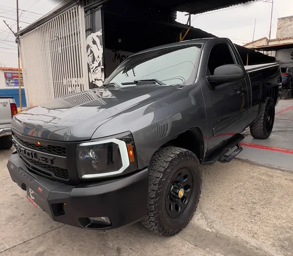 Chevrolet Silverado, gris oscuro y negro mate, en Monster Garage Vzla, Valencia