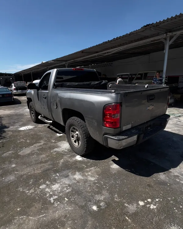 Chevrolet Silverado gris oscuro y negro mate: trasera antes, en Monster Garage Vzla