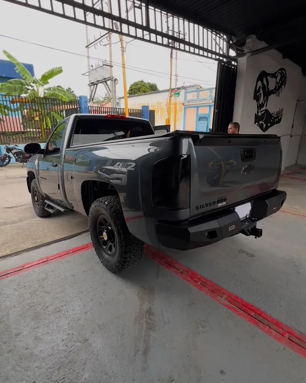 Chevrolet Silverado gris oscuro y negro mate: trasera después, en Monster Garage Vzla, Valencia