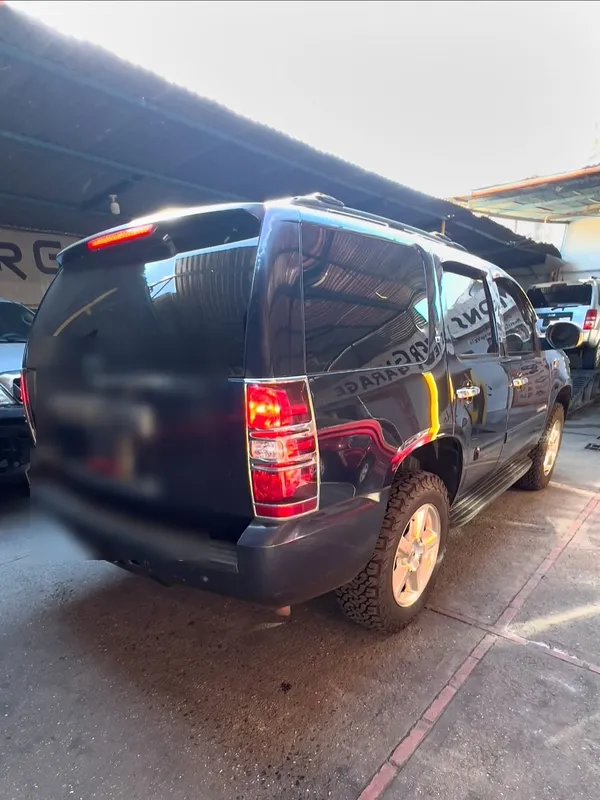 Chevrolet Tahoe negro a azul: trasera antes, en Monster Garage Vzla