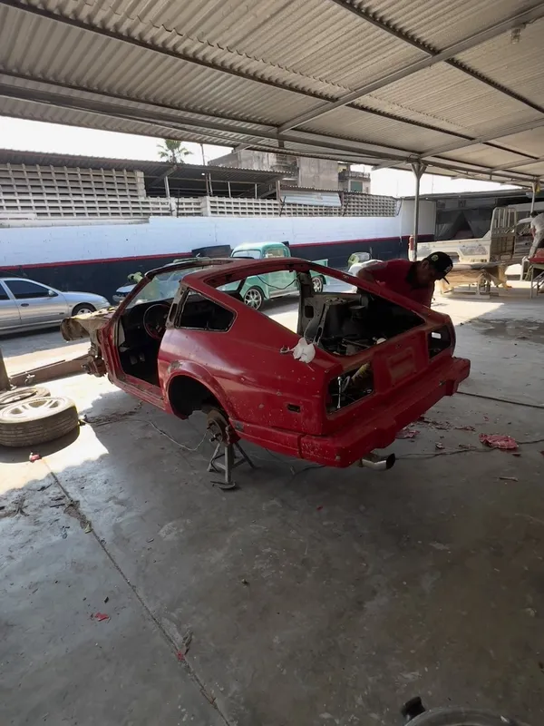 Datsun 350Z rojo a blanco: trasera antes, en Monster Garage Vzla