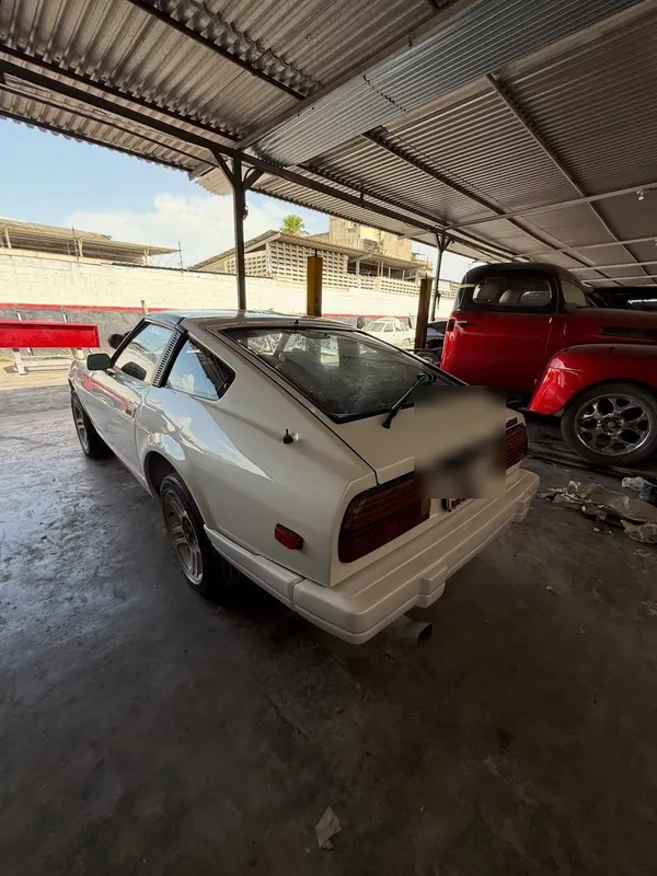 Datsun 350Z rojo a blanco: trasera después, en Monster Garage Vzla, Valencia