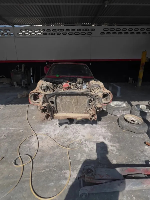 Datsun 350Z rojo a blanco: frente antes, en Monster Garage Vzla