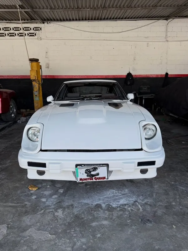 Datsun 350Z rojo a blanco: frente después, en Monster Garage Vzla, Valencia
