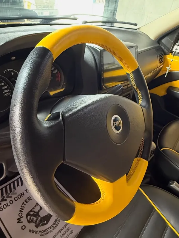 Fiat Palio negro y amarillo en Monster Garage Vzla, Valencia (foto 2)