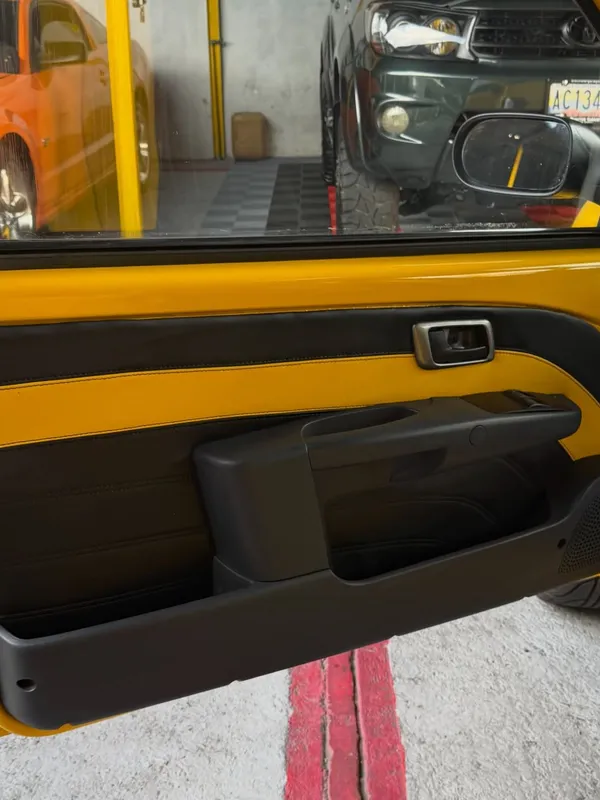Fiat Palio negro y amarillo en Monster Garage Vzla, Valencia (foto 6)