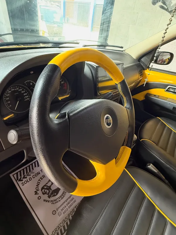 Fiat Palio negro y amarillo en Monster Garage Vzla, Valencia (foto 8)