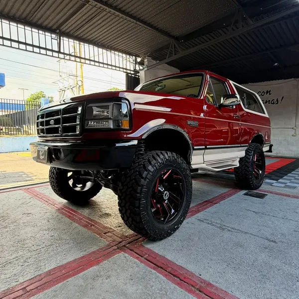 Ford Bronco 1993, rojo y blanco, en Monster Garage Vzla, Valencia