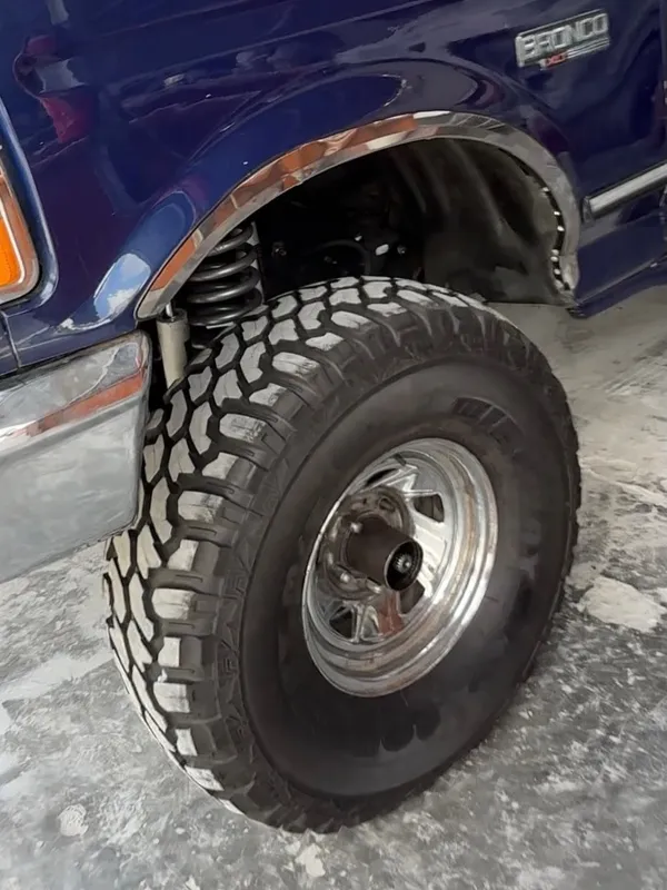 Ford Bronco 1993 rojo y blanco: rueda y carrocería antes, en Monster Garage Vzla