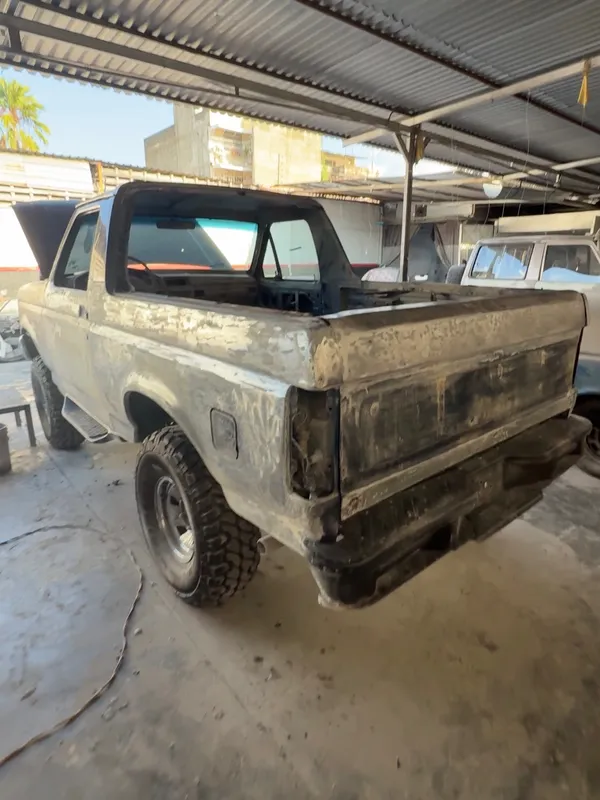 Ford Bronco 1993 rojo y blanco: trasera antes, en Monster Garage Vzla