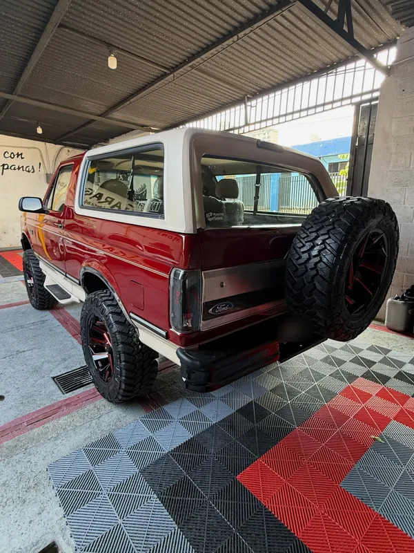 Ford Bronco 1993 rojo y blanco: trasera después, en Monster Garage Vzla, Valencia