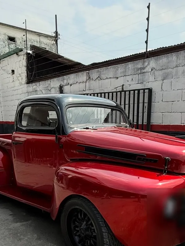 Ford F-1, turquesa a rojo, en Monster Garage Vzla, Valencia