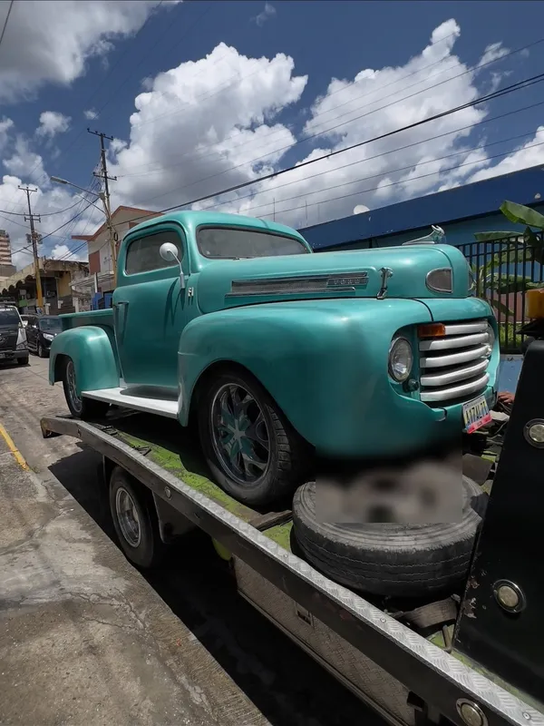 Ford F-1 turquesa a rojo: frente antes, en Monster Garage Vzla