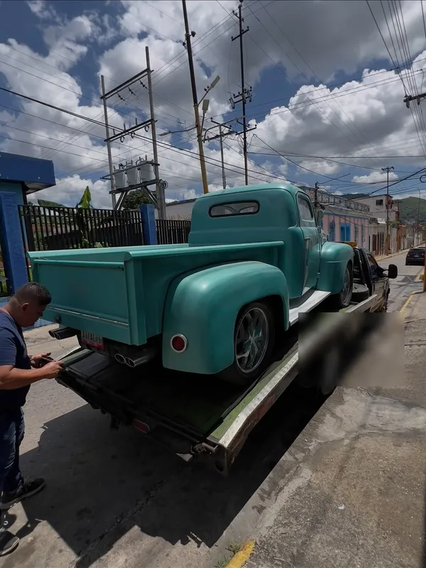 Ford F-1 turquesa a rojo: trasera antes, en Monster Garage Vzla