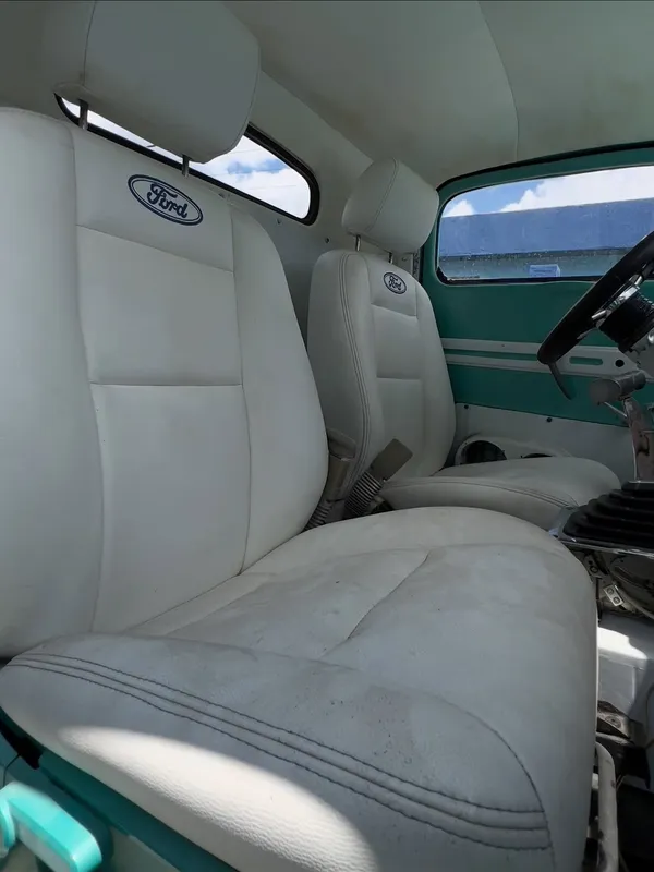 Ford F-1 interior envejecido: asiento antes, en Monster Garage Vzla