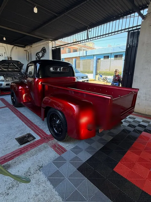 Ford F-1 turquesa a rojo: trasera después, en Monster Garage Vzla, Valencia