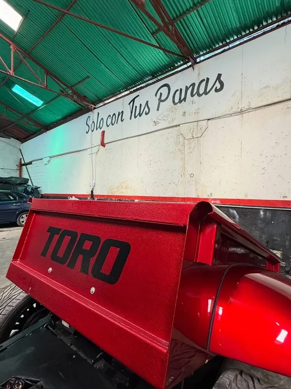 Ford F-1 turquesa a rojo en Monster Garage Vzla, Valencia (foto 3)