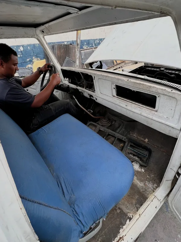 Ford F-100 (55 años después) interior restaurado: asiento antes, en Monster Garage Vzla