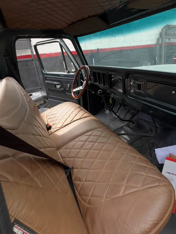 Ford F-100 (55 años después) interior restaurado: asiento después, en Monster Garage Vzla, Valencia