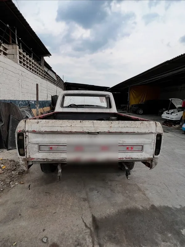Ford F100 1976 blanco a verde y blanco: trasera antes, en Monster Garage Vzla