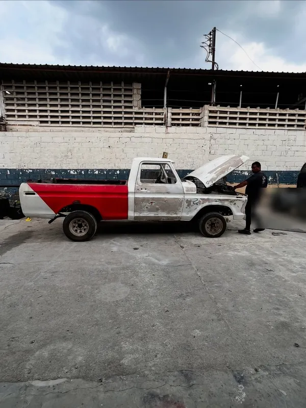 Ford F100 1976 blanco a verde y blanco: lateral antes, en Monster Garage Vzla