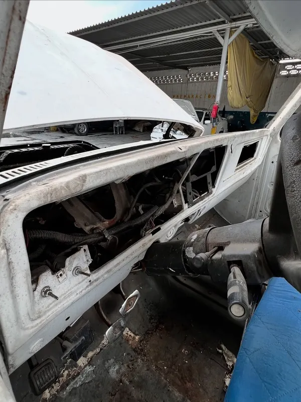 Ford F100 1976 asiento, puerta y tablero: tablero antes, en Monster Garage Vzla