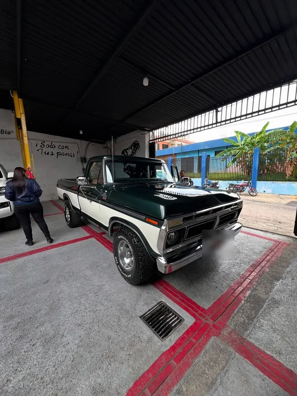 Ford F100 1976, blanco a verde y blanco, en Monster Garage Vzla, Valencia