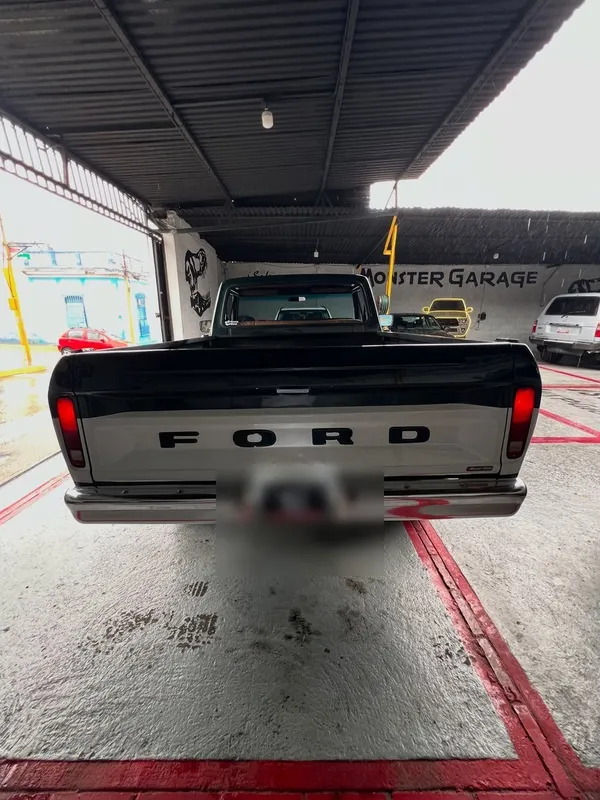 Ford F100 1976 blanco a verde y blanco: trasera después, en Monster Garage Vzla, Valencia