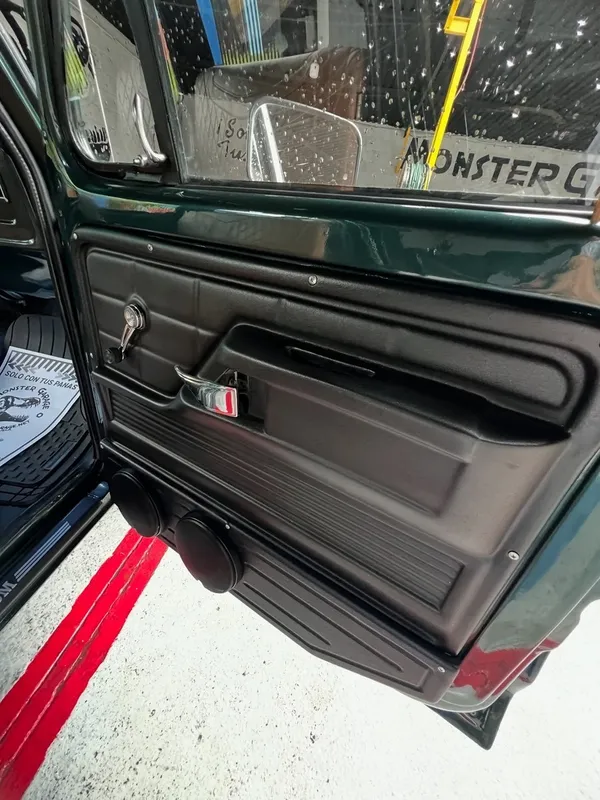 Ford F100 1976 asiento, puerta y tablero: panel de puerta después, en Monster Garage Vzla, Valencia
