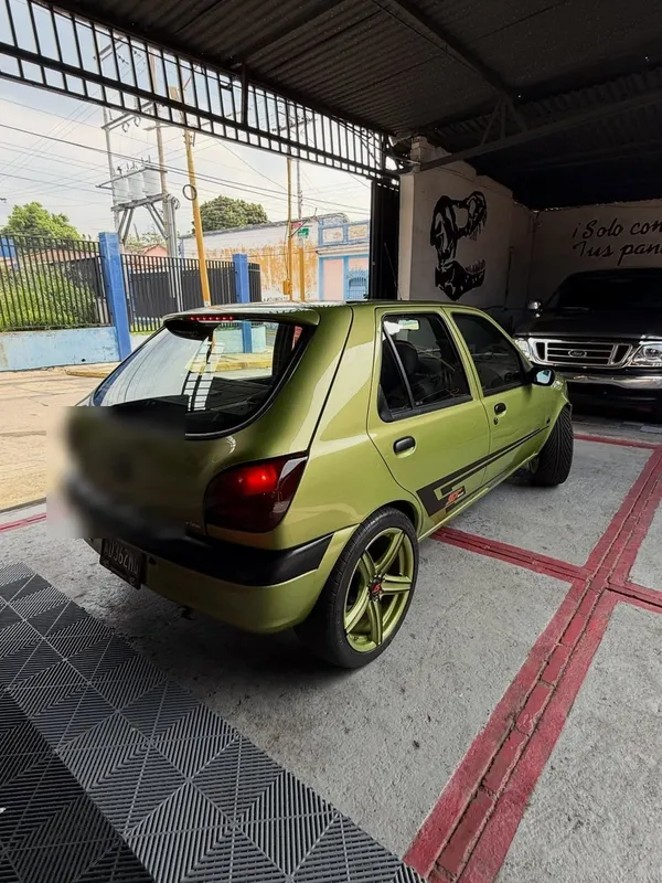 Ford Fiesta, gris a verde, en Monster Garage Vzla, Valencia
