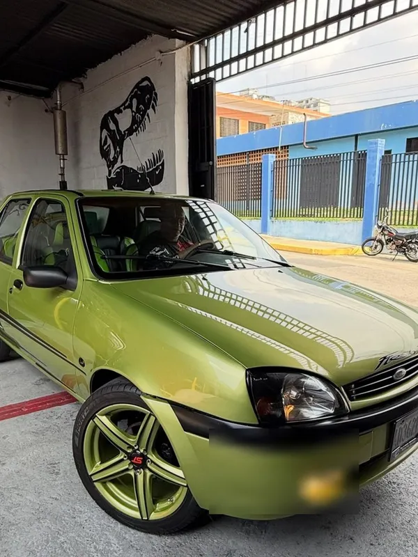 Ford Fiesta gris a verde en Monster Garage Vzla, Valencia (foto 1)